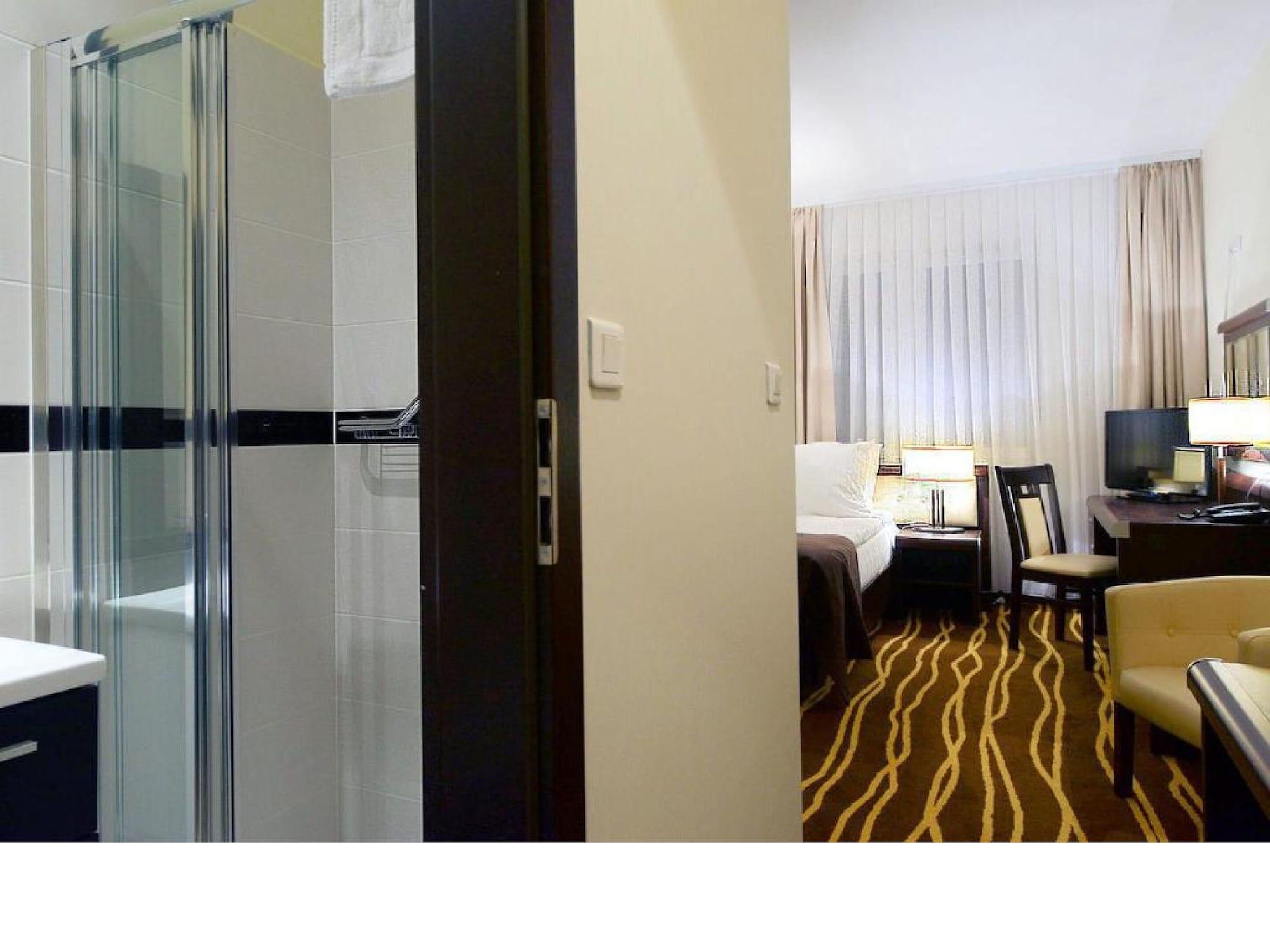 רומיה Hotel Business Faltom Gdynia מראה חיצוני תמונה
